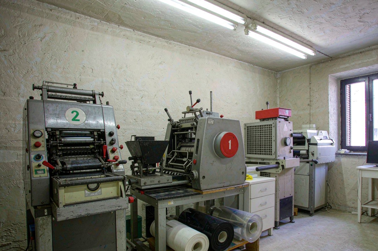 Printing workshop with machines